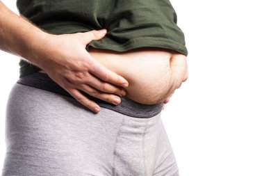 Kalın gövde için bir adam ellerini tutar.