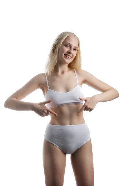 Chica mostrando sus abdominales sobre fondo aislado — Foto de Stock