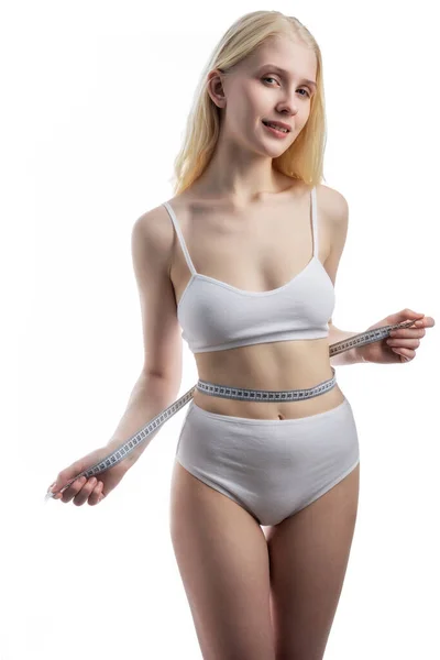 Chica posando con una cinta métrica alrededor de su cintura — Foto de Stock