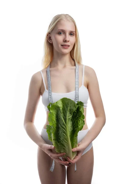 Mladá žena na dietě. Dietní koncept. Žena si měří pas centimetrem.. — Stock fotografie