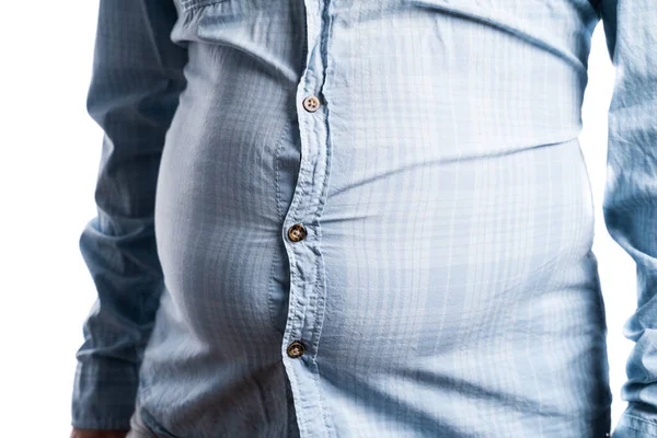 Homem com excesso de peso. foto simbólica para barriga de cerveja. Conceito de perda de peso. Camisa apertada. — Fotografia de Stock