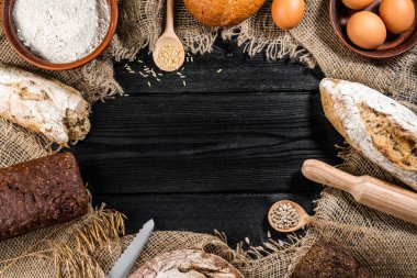 Ahşap zemin üzerinde taze pişmiş lezzetli ekmek.