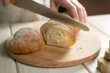 Eski bir arkaplanda çavdar ekmekleri