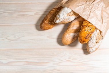 Kaiser ya da Viyana olarak bilinen, hafif arka planda keten havluda yuvarlanan, kabuklu yuvarlak ekmek ruloları, fotokopi alanı ile düz yatıyordu