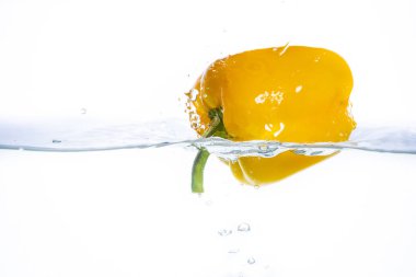 Bell Pepper suya düşer ve güzel hava kabarcıkları yaratır ve su fışkırır.