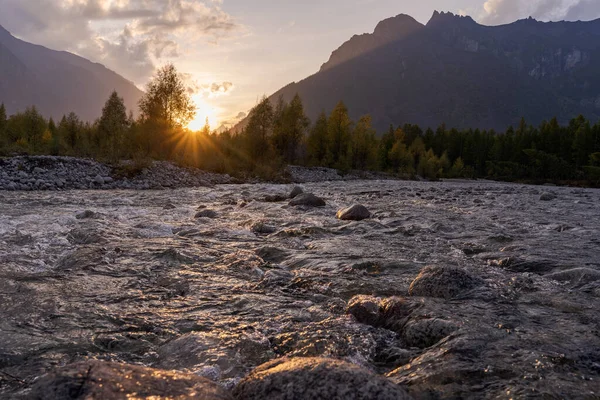 Bel tramonto sulla curva del fiume — Foto Stock