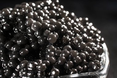 Siyah havyar arka planı. Yüksek kalite gerçek doğal mersin balığı siyah havyar yakın çekim.