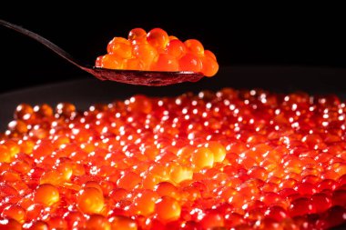 Koyu arkaplanda kırmızı havyar.