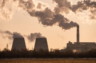 Soğutma havuzundan Nükleer Enerji Santrali manzaralı manzara. Boşluğu kopyala