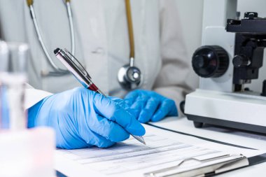 Reçete yazan erkek doktoru kapatın.