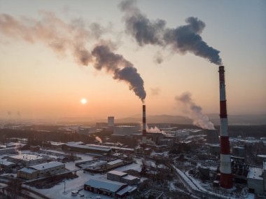 Dumanı ve kirli turuncu havası olan elektrik santrali