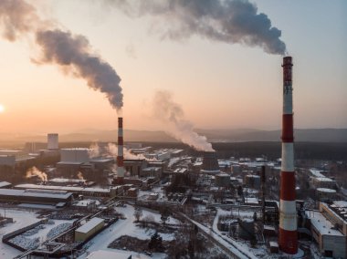 Fabrika enerjisi kavramı için Alacakaranlık enerjili gaz türbini elektrik santrali.