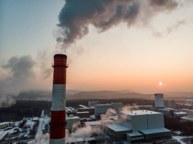 Dumanı ve kirli turuncu havası olan elektrik santrali