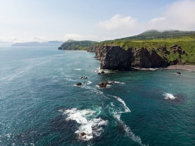 Pasifik suları kayalık Kamçatka sahillerini yıkıyor.
