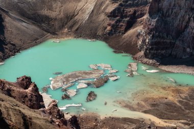 Kamçatka tepelerinde küçük volkanik mavi göl