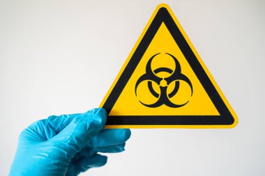 Sağlık, ilaç ve pandemik konsept - erkek doktor boihazard uyarı işareti taşıyor