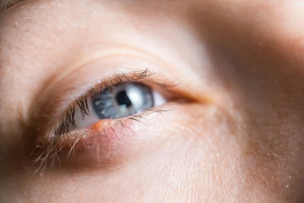 Макро знімок людського ока, дивлячись на світло — стокове фото