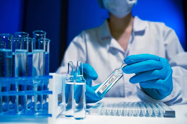 Sağlık çalışanı, Coronavirus 'a karşı bitmiş aşıyı gösteriyor.