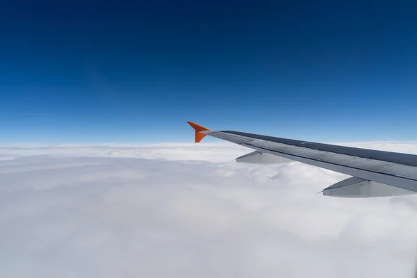 Cielo despejado sin fin desde un avión volador — Foto de Stock