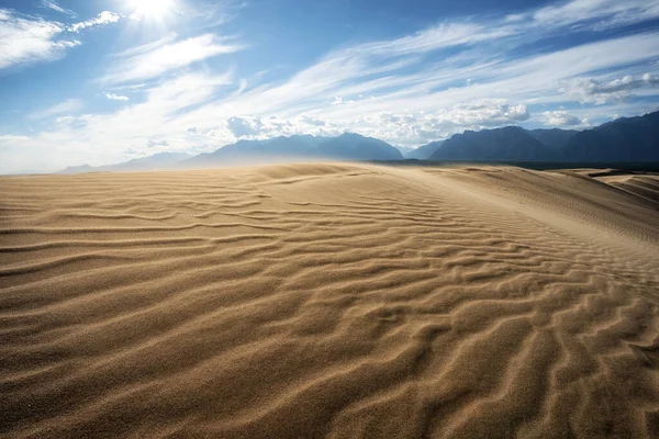 Patrón ondulado de arenas de Chara contra el fondo de las montañas — Foto de Stock