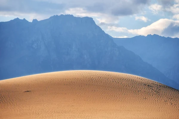 La colina del desierto de Chara sobre el fondo de las montañas del Transbaikal — Foto de Stock