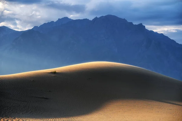Cerro de las arenas de chara sobre el fondo de la cresta del Transbaikal — Foto de Stock