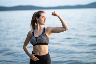 Gölde spor üniformalı güzel esmer kız.