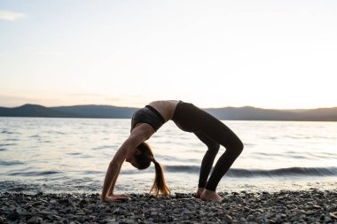 Gölde yoga yapan bir kadın.