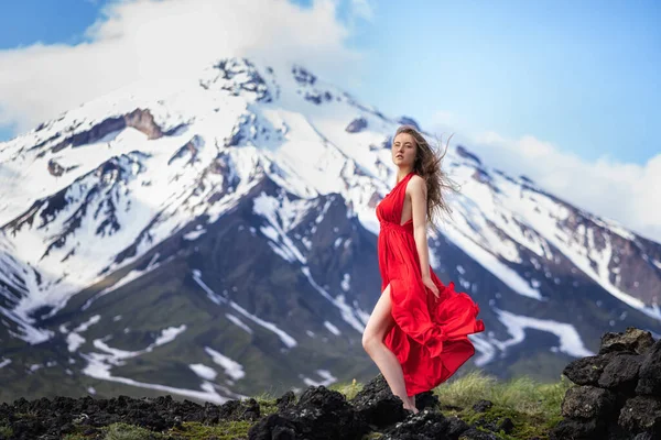 Giovane ragazza che balla in abito all'aperto — Foto Stock