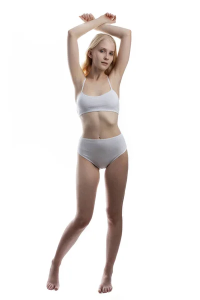 흰 배경에 고립 된 날씬 한 여자 — 스톡 사진