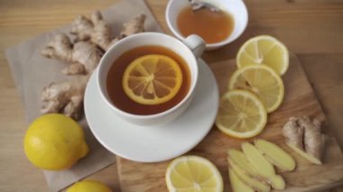 Zencefil çayına limon ekliyorum. Alternatif ilaç bitki çayı.
