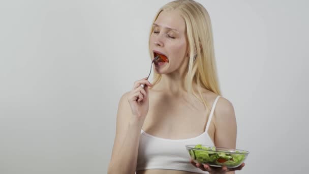 Vacker ung kvinna äter sallad — Stockvideo