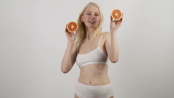 Attraktive Frau tanzt mit frischen Orangen — Stockvideo