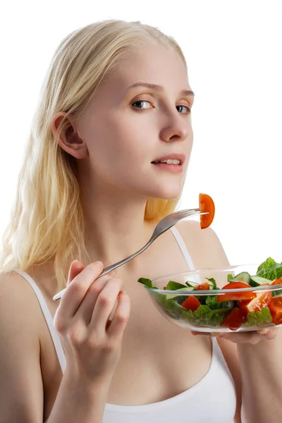 Mulher sorrindo comer salat saudável — Fotografia de Stock