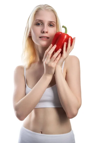 Mooi jong tiener meisje holding bell peper, geïsoleerd op witte achtergrond — Stockfoto