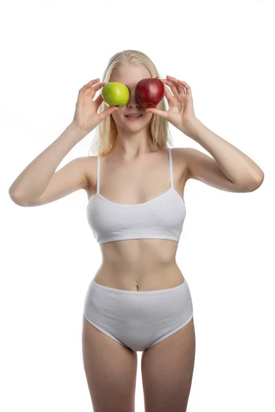 붉은 사과와 푸른 사과를 각각 다른 팔로 들고 있는 암컷은 흰 배경에 따로 떨어져 있다. — 스톡 사진