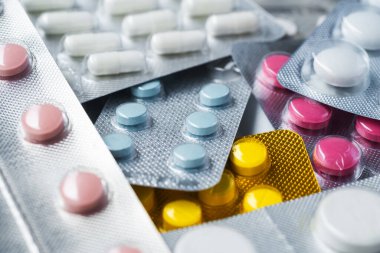 Tablet ve kapsüller şeklinde farklı hapların seçimi