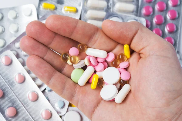 Haplar, haplar, vitaminler ve uyuşturucular olgun ellerde.