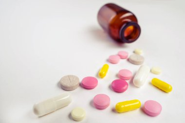 Beyaz arkaplanda şişe olan haplar, metin için boşluk kopyala