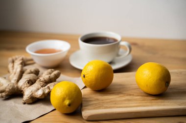Beyaz bardakta limonlu zencefil çayı.