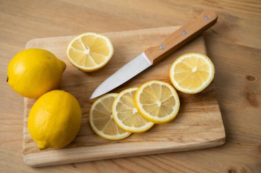 Tahta masada ev yapımı limon dilimleri.