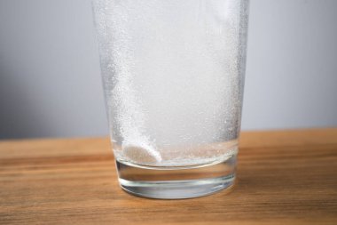 Fışkırtıcı tablet bir bardak suda eridi.