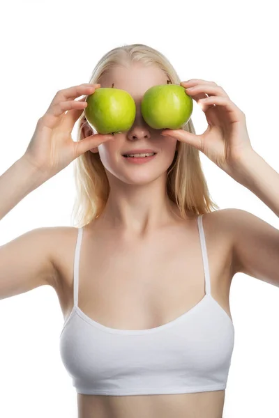 Atractivo retrato de mujer sonriente con manzana sobre fondo blanco — Foto de Stock