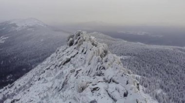 Karlı dağ manzarasının hava görüntüsü 4k kış insansız hava aracı görüntüleri