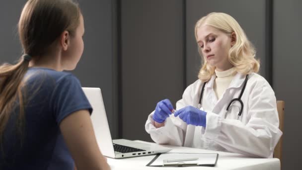 Medici mano in blu guanti medici protettivi che prendono tampone pernasale per baccalà a adulto in laboratorio mobile — Video Stock