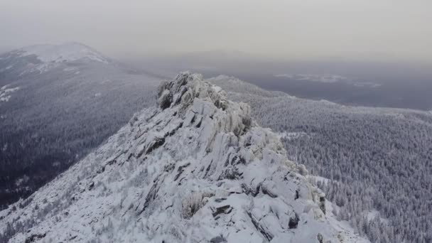 Widok z lotu ptaka krajobraz gór śniegu 4k zima drone materiały — Wideo stockowe