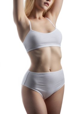 İnce, bronzlaşmış kadın vücudu. Beyaz arkaplan üzerinde izole edilmiş