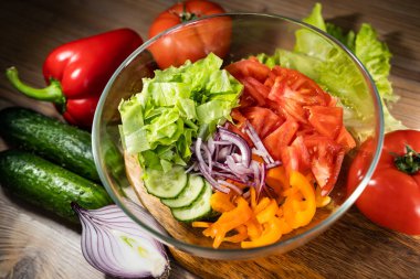 Taze yaz sebzeli salata, üst manzara.