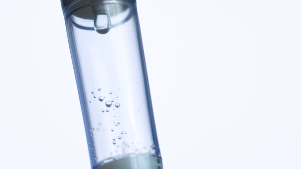 Contador de gotero con medicación, Un tubo transparente contra la medicación gotero — Vídeo de stock