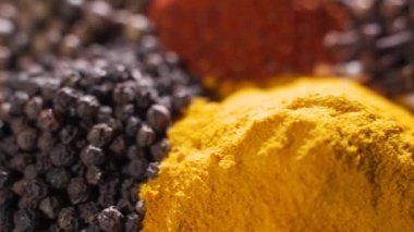 Baharatlar. Tahta masadaki çeşitli Hint baharatları. Çeşitli çeşniler, baharatlar. Yemek malzemeleri, lezzet.